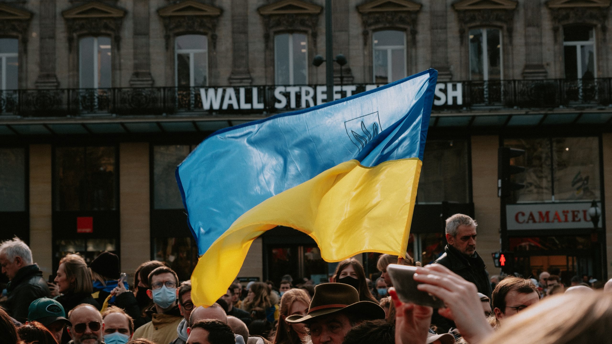Mathias Reding (Pexels); https://www.pexels.com/de-de/foto/menschen-strasse-blau-gelb-11421405/; Lizenz: Creative Commons CC0